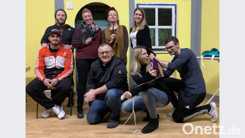 Die Theatergruppe der Weiherner Feuerwehr hat ein neues Stück einstudiert. Die Komödie feiert ihre Premiere am 20. März im Dorfheim in Weihern. Bild: exb