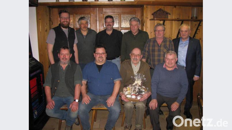 Jagdvorsteher Alois Albersdörfer (vorne, Zweiter von links) verabschiedete Siegfried Kastl (rechts daneben) nach über 40 Jahren aus dem Amt des Schriftführers. Bild: exb