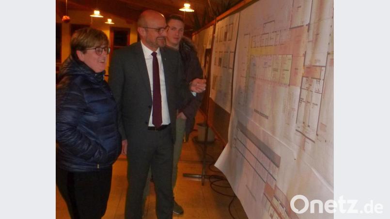 Bei der Bürgerversammlung konnten die Teilnehmer Einblick nehmen in die Pläne für die energetische Sanierung des Schulgebäudes. Bürgermeister Maximilian Beer (Zweiter von links) erläuterte das Vorhaben Bild: mad