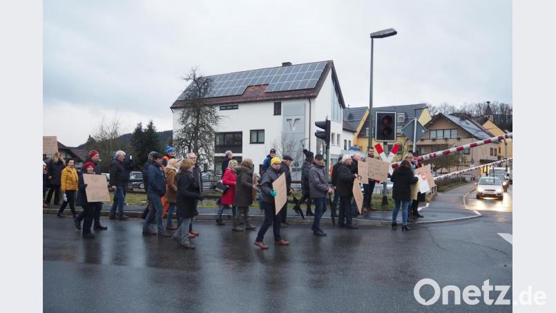 Rund 50 Nabburger machten am Freitag vor der Bahnschranke deutlich, dass sie die Verzögerungen bei der Rahmenplantrasse satt haben. Bild: bl