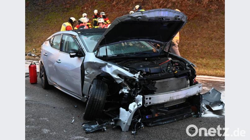 Am Kreuzberg bei Vilseck kam es am Freitagnachmittag zu einer Frontalkollision zweier Autos. Bild: gf
