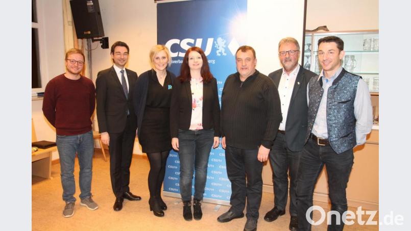 &quot;Marina brennt für die Gemeinde&quot;, beschreibt Landtagsabgeordneter Stephan Oetzinger (Zweiter von links) die CSU-Bürgermeisterkandidatin (Mitte). Bild: pi
