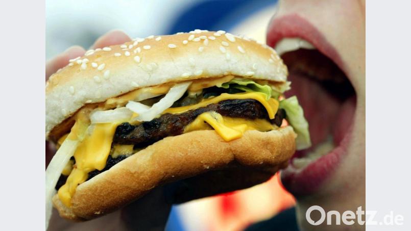Im Mund landete der Burger des Unbekannten nicht, sondern auf der Windschutzscheibe eines parkenden Autos. Bild: Gero Breloer/dpa
