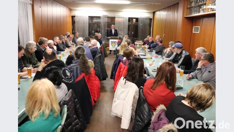 Aufmerksam folgten die Vereinsvertreter den Ausführungen von Bürgermeister Franz Stahl (vorne, stehend). Bild: Stadt Tirschenreuth/exb