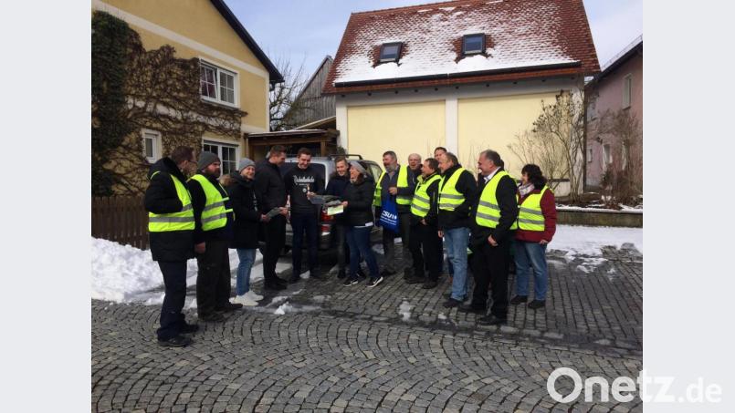 Das Gespräch mit den Bürgern sucht die CSU Kirchenthumbach bei ihren Ortsbegehungen. Viele nutzen die Gelegenheit, sich zur aktuellen Politik zu äußern. Bild: sne