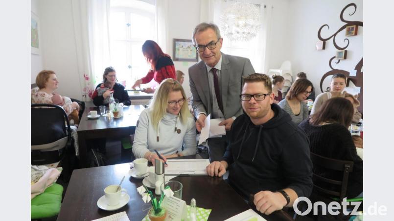 Zum letzten Mal zahlte Bürgermeister Werner Nickl den anwesenden Eltern als Begrüßungsgeld in Höhe von 200 Euro aus. Seine 18-jährige Amtszeit endet nämlich am 30.4. Bild: jzk