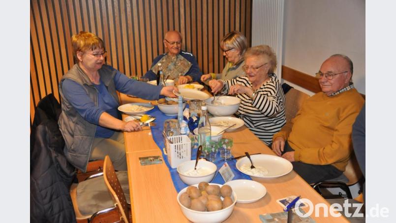 Die Mitglieder der Schlaganfallselbsthilfegruppe ließen sich marinierte Heringe und angemachten Quark mit Pellkartoffeln schmecken. Bild: ak