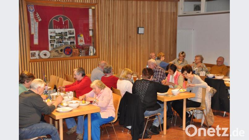 Die Mitglieder der Schlaganfallselbsthilfegruppe ließen sich marinierte Heringe und angemachten Quark mit Pellkartoffeln schmecken. Bild: ak