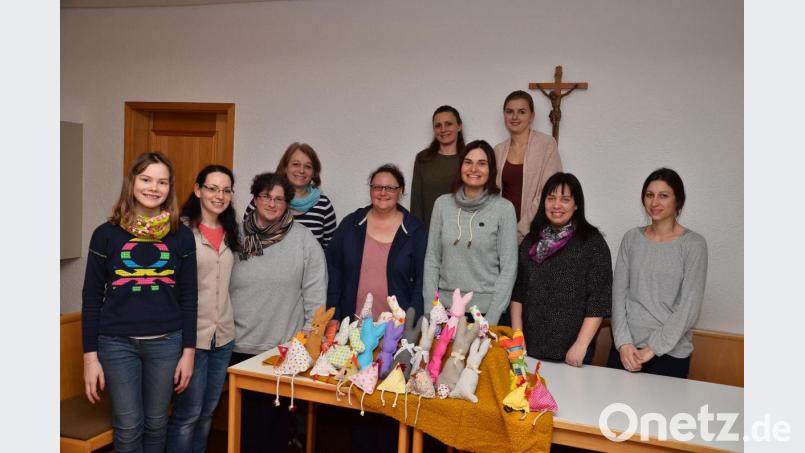 Mit den entscheidenden Tipps für die richtigen Handgriffe unterstützt Anke Kretschmer (Zweite von rechts) das AWO-Nähprojekt einer bunt gemischten Teilnehmergruppe. Bild: fjo