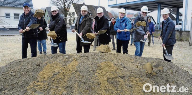 Beim symbolischen Spatenstich zur ökumenischen Tagespflege der Sozialstation halfen an der Asamstraße 4 alle zusammen Bild: Stephan Huber