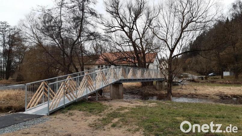 Auch Radfahrer können nun dank der neuen Brücke die Fichtelnaab bei Trautenberg überqueren. Bild: Lowak