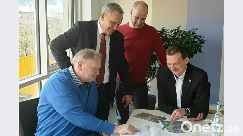 Bürgermeister Ernst Schicketanz (rechts) informierte sich zusammen mit Jens Simon (Zweiter von rechts) bei den Stadtwerken in Weiden über ein Blockheizkraftwerk fürs neue Baugebiet Sauernlohe. Johann Riedl, Geschäftsführer der Stadtwerke (links), und OB Kurt Seggewiß (Zweiter von links) stehen Rede und Antwort. Bild: sm