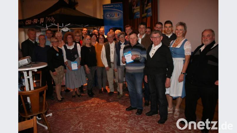 Zahlreiche Teilnehmer der Verlosung freuen sich über Preise und Treffen mit den Grafenwöhrer CSU-Stadtratskandidaten. Bild: sne