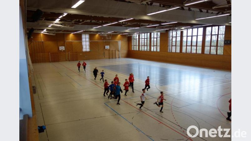 Während der Nachwuchs des SV Altenstadt in der Dreifachturnhalle munter seine Runden dreht, müssen sich Stadträte und Verwaltung damit beschäftigen, den Landkreis künftig an einer Finanzierung des laufenden Betriebs zu beteiligen. Bild: fjo