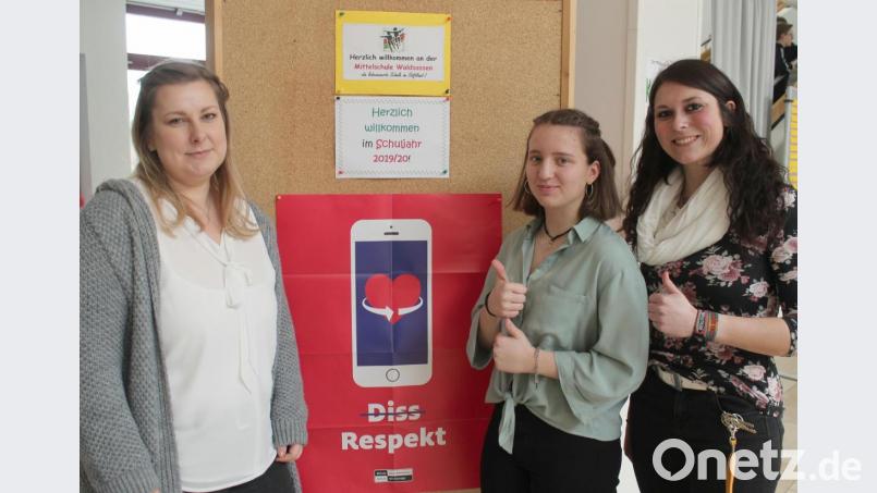 Die Wertebotschafterin an der Mittelschule Waldsassen Emily Fernandez-Diez (Mitte) mit Lehrerin Stefanie Heindl (links) und Jugendsozialarbeiterin Jenny Schlicht. Bild: sfo