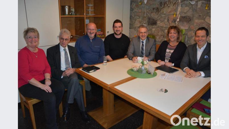 Beim Gespräch im Mehrgenerationenhaus mit dabei waren (von links) Mitarbeiterin Renate Krieglsteiner, AWO-Kreisvorsitzender Edwin Ulrich, sein Stellvertreter Helmut Wildenauer, AWO-Pflegedienstleiter Michael König, Bürgermeister Roland Grillmeier, AWO-Geschäftsführerin Angelika Würner und MdB Albert Rupprecht. Bild: jr