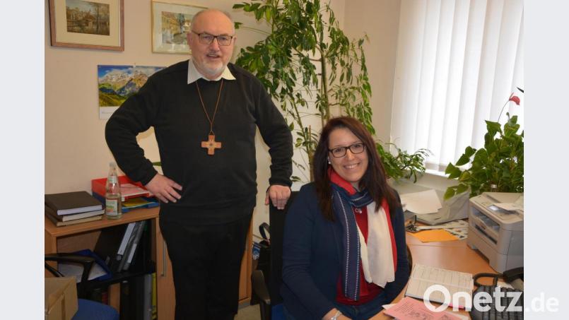 Stadtpfarrer Anton Witt stellte Sandra Schug als neue Pfarrsekretärin der Pfarrei St. Jakob vor. Sie löst Anita Geiger ab, die 33 Jahre lang im Pfarrbüro tätig war. Bild: jr
