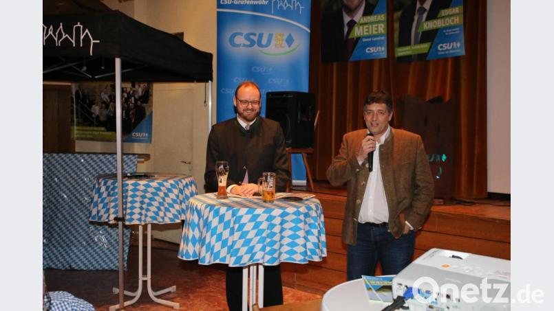 Bürgermeister Edgar Knobloch begrüßt Hunderte Gäste im Jugendheimsaal. Bild: sne