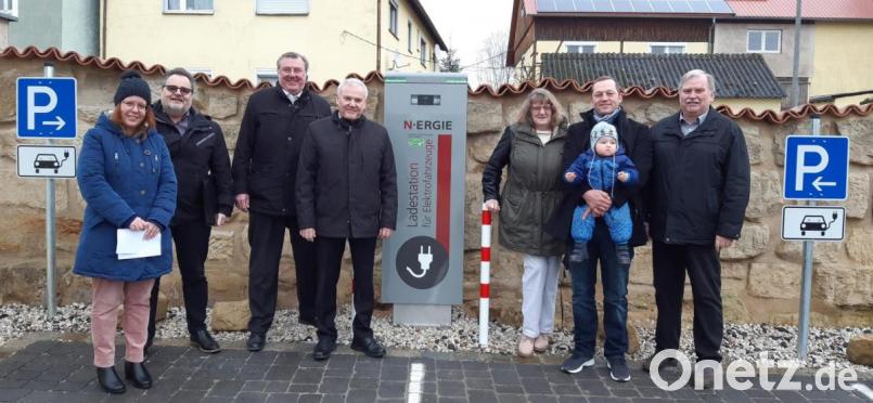 Corinna Reinhart (Bauamt), Bernhard Gessner (Elektromobilität), Michael Lingg (Kundenmanager), Bürgermeister Günter Kopp, Sybille Bayer, Hotelbesitzer Joachim Wiesend mit Sohn sowie Zweiter Bürgermeister Albert Sollfrank (von links) nahmen die Ladesäule in Betrieb. Bild: Gemeinde Kulmain/exb