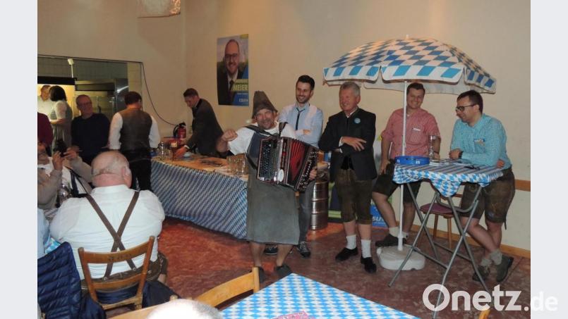Gstanzlsänder Lucky hat seinen Spaß mit Publikum und Politikern. Bild: sne
