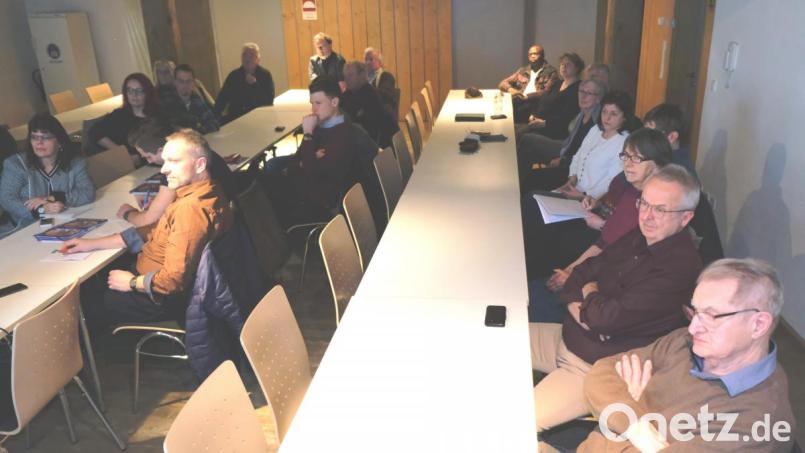 Viele Besucher, unter ihnen zahlreiche Pädagogen, interessieren sich für den Vortrag bei der VHS Eschenbach über den zunehmenden Rechtsextremismus Bild: do