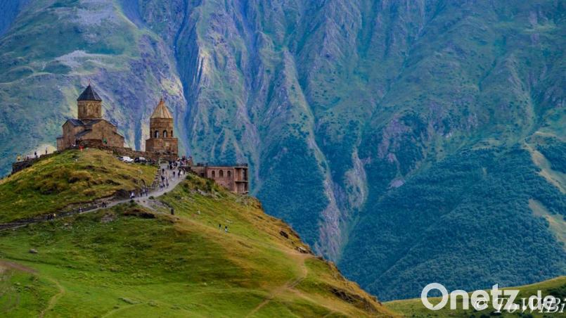 Seine Reisen führten Tom Wirth 2019 auch nach Georgien: Hier eröffnete sich ihm ein fantastischer Ausblick auf das Kloster und die Gebirge von Stepanzminda. Bild: Wirth