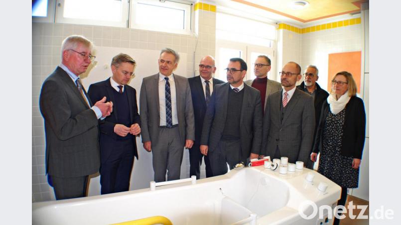 Werkleiter Gerhard Geiger (links) erläuterte den Besuchern die Radon-Therapie. Bild: enz