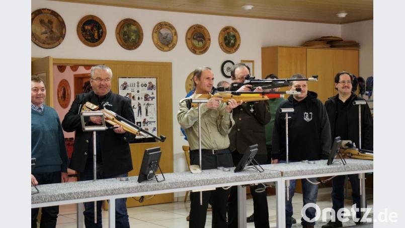 Das Bild zeigt von links Bürgermeister Josef Deichl, Schützenmeister Hermann Lang und Schirmherr Eduard Delling beim ersten Schuss. Bild: ral