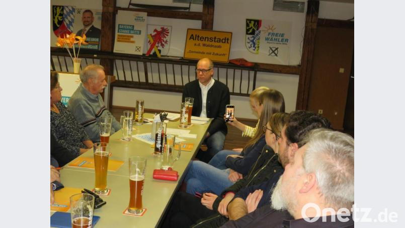 Bürgermeisterkandidat Bernhard Pscheidt präsentiert das Wahlprogramm der "Wirtschaft". Bild: adj