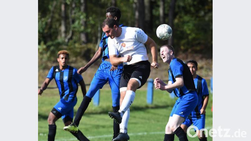 Der VfB Weiden (blaue Trikots) hat zu wenige Spieler, um die Saison fortsetzen zu können. Die Aussage, dass der SV Anadoluspor seinen Verpflichtungen einer Spielgemeinschaft nicht nachgekommen ist und keine Spieler abgestellt hat, berichtigte Vereinschef Stefan Gollwitzer nun. Bild: A. Schwarzmeier