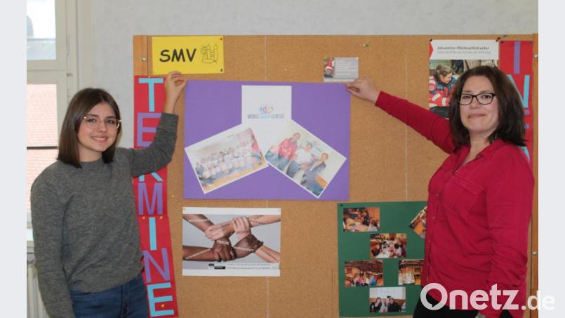 Wertebotschafterin an der Mädchenrealschule Waldsassen Veronika Zintl (links) und Lehrerin Astrid Krauß. Sie hängen ein Plakat zu „Werte machen Schule“ auf. Bild: sfo