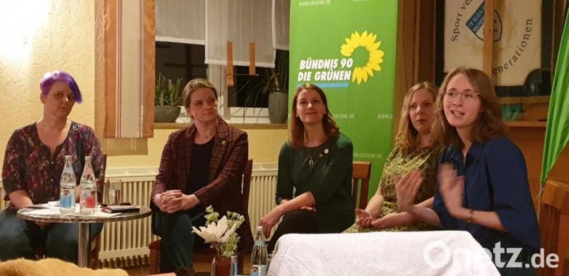 Mehr Frauen in die Kommunalpolitik war die Forderung einer Podiumsdiskussion in Wackersdorf, moderiert von Andrea Leitermann, Landratskandidatin von Cham. Es diskutierten Tina Winklmann, Ulrike Pelikan-Roßmann, Sonja Probst und MdL Eva Lettenbauer (von links). Bild: Duschner/exb