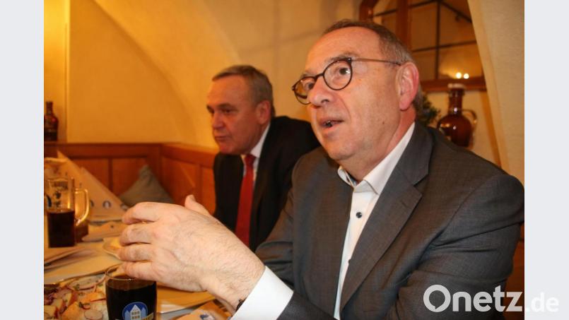 Der neue SPD-Vorsitzende Norbert Walter-Borjans (rechts) und Oberbürgermeister Kurt Seggewiß beim Plausch im Weidener Bräuwirt. Bild: jrh