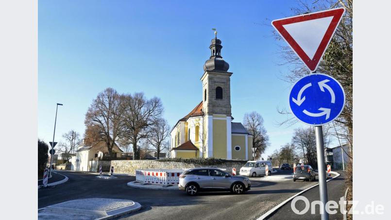 Der neue Kreisverkehr an der Sebastianstraße in Amberg. Bild: Petra Hartl
