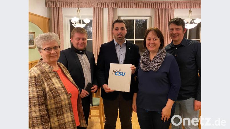 Manuel Gössl (Mitte) ist neuer Geschäftsführer des CSU-Ortsverbands. FU-Vorsitzende Elisabeth Weiß, Ortsvorsitzender Dominik Baschnagel, stellvertretende Vorsitzende Annett Kamm und Schatzmeister Andreas Greiner gratulieren (von links).