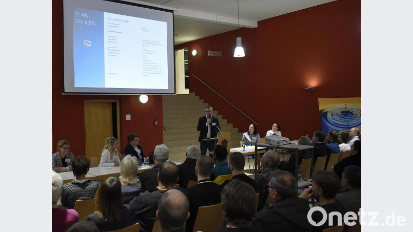 Die Pläne für das Hotelprojekt „Auerplace“ erläutern (stehend) Genossenschafts-Vorstandsmitglied Tobias Weidinger und (sitzend, von links) Catharina Denk, Martina Meisel, Anja Michel, Andrea Maria Aichinger und Miriam Glenk. Bild: Karl Schwemmer