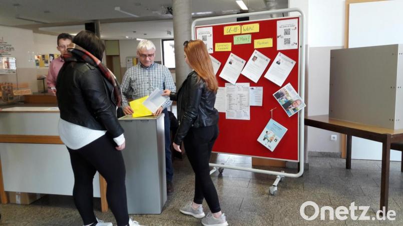Die Schüler der Lobkowitz Realschule Neustadt/WN nehmen an der U-18-Wahl vom KJR teil. Es ist eine &quot;Generalprobe&quot; für ihre erste richtige Wahl. Bild: pjbi