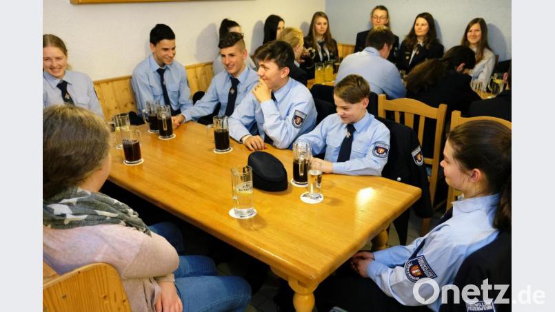 Mit 17 jungen Leuten ist die Jugendfeuerwehr Tremmersdorf auch auf Landkreisebene Spitze. Der Nachwuchs ist bei der Generalversammlung der Wehr im Gasthaus Schmid stark vertreten. Bild: do