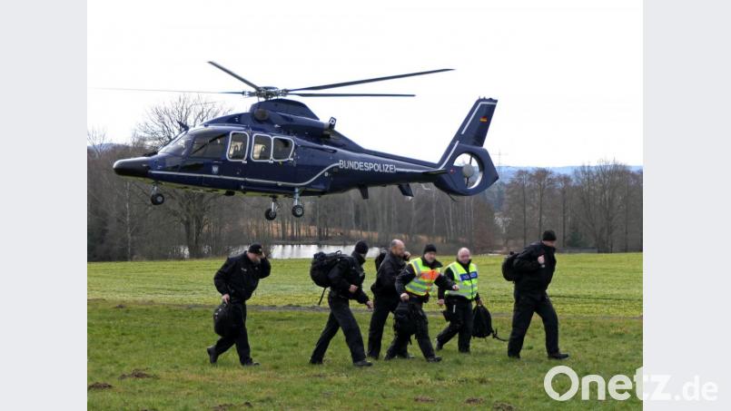 Sprungfahndung der Bundespolizei: Rund 50 Beamte waren an dem Schwerpunkteinsatz am Donnerstag beteiligt, hier beim Pfälzer Hof in Waidhaus. Bild: Bundespolizei