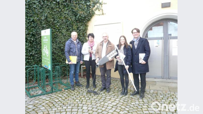 Sie freuen sich über den gelungenen Abschluss der Modernisierungsarbeiten in der Straßenbeleuchtung in Luhe-Wildenau: v.R. Markus Windisch, Kommunalbetreuer des Bayernwerkes, Olivia Gessner Auszubildende Bayernwerk Netz GmbH, Bürgermeister Karl-Heinz Preißer und Anna Gruber von der Gemeindeverwaltung sowie Gerhard Schmerber vom Betriebsmanagement Bayernwerk Weiden. Bild: mh