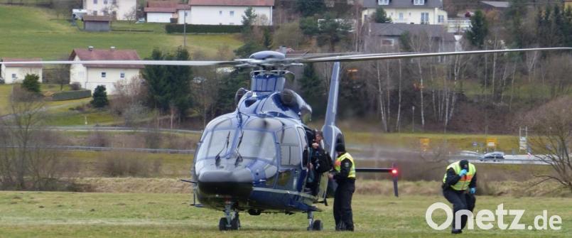 Bei einer Sprungfahndung bringt der Hubschrauber die Einsatzkräfte an den Ort. Vorteil laut Bundespolizeisprecher: Die Beamten sind flexibel und können den Überraschungseffekt nutzen. Die Einsatzorte lagen zwischen Hof und Cham. Bild: ca