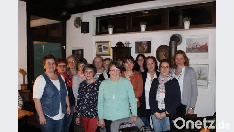Bianca Ederer (links) bleibt an der Spitze der Vorstandschaft des Obst- und Gartenbauvereins in Tiefenbach. Bild: nis