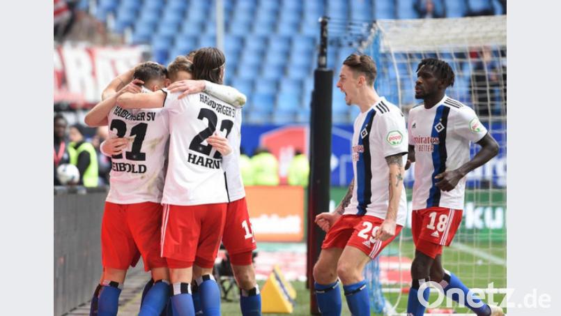Hamburgs Spieler bejubeln Aaron Hunts 2:1. Bild: Daniel Bockwoldt/dpa