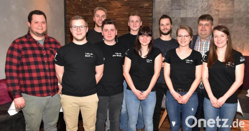 Neuwahlen der Vorstandschaft: das neue Führungsteam. mit 1. Vorsitzendem Christopher Herzog (links), 2. Vorsitzendem Bastian Englhard (2. von links) und 1. Bürgermeister Dieter Dehling (2. von rechts) Bild: no