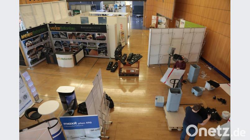 Nein, hier wird nicht auf-, sondern abgebaut: Bereits am Freitagabend begannen die Aussteller nach der kurzfristigen behördlichen Absage der Amberger Baumesse im ACC ihre Sachen zu packen - nicht ohne gewissen Frust und Ärger auf die Behörden. Bild: Wolfgang Steinbacher
