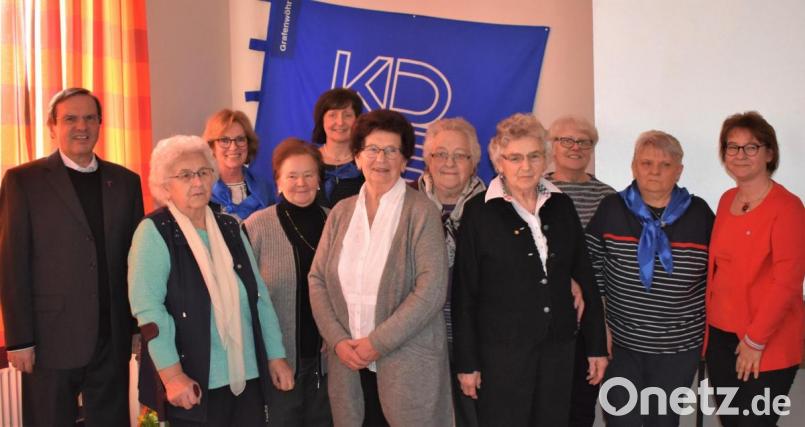 Frauenbund-Vorsitzende Doris Schreglmann (Dritte von links) dankte den langjährigen Mitgliedern. Glückwünsche sprachen Pfarrer Bernhard Müller und die stellvertretende Diözesanvorsitzende Luitgard Hartl (rechts) aus. Bild: rgr