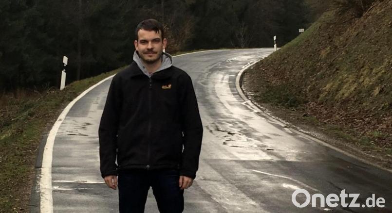 Patrick Reng aus Pursruck auf der Kreisstraße zwischen Lintach und seinem Heimatort. Die "Buckelpiste" gehöre dringend saniert, fordert er. Bild: exb