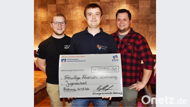 Die beiden Vorstände überreichen an Johannes Dürgner (Mitte) eine Spende von 250 Euro für die Jugendarbeit bei der Illschwanger Stützpunktfeuerwehr Bild: no