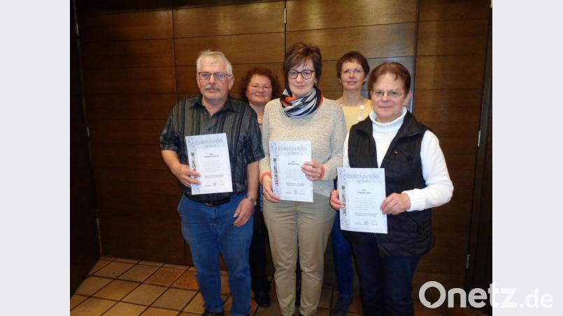 GOV-Vorsitzende Gertraud Rötzer (Zweite von rechts) und Fachberaterin Heidi Schmid (Zweiter von links) ehrten die langjährigen Mitglieder (mit Urkunde, von links) Manfred Dirnberger, Andrea Krämer und Angelika Ebner. Bild: amö