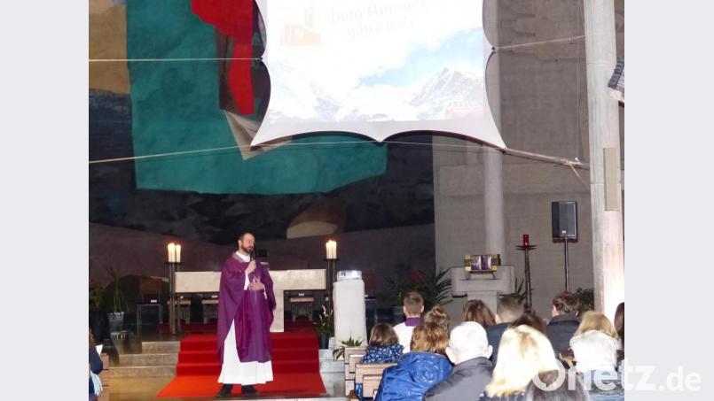 Präfekt Pöpperl führte durch den Kino-Gottesdienst Bild: hme